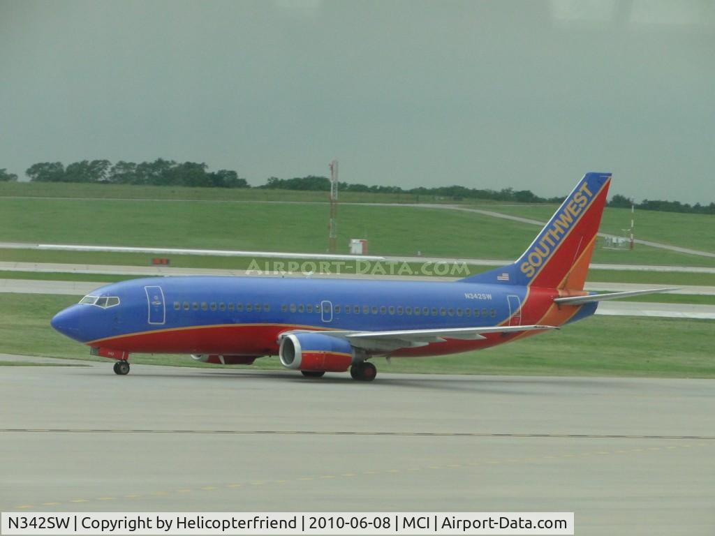 N342SW, 1989 Boeing 737-3H4 C/N 24133, Taxiing towards Terminal B