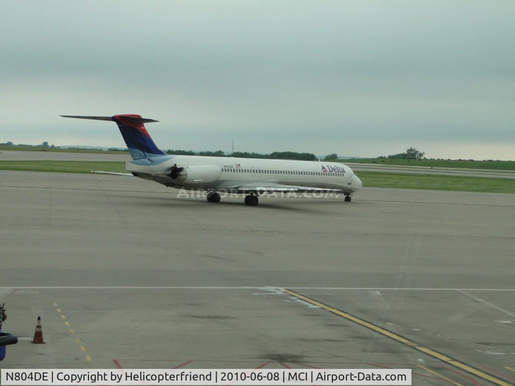 N804DE, 1992 McDonnell Douglas MD-11 C/N 48475, Taxiing towards 19R