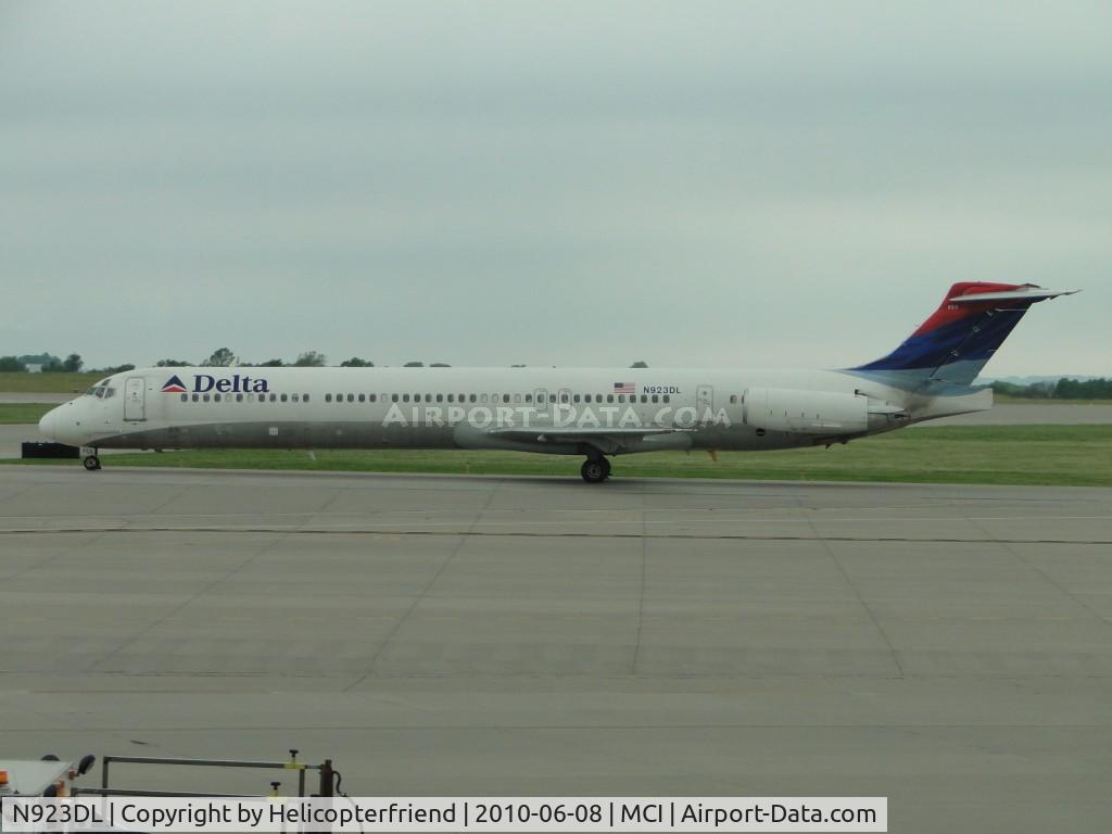 N923DL, 1988 McDonnell Douglas MD-88 C/N 49705, Taxiing to their terminal