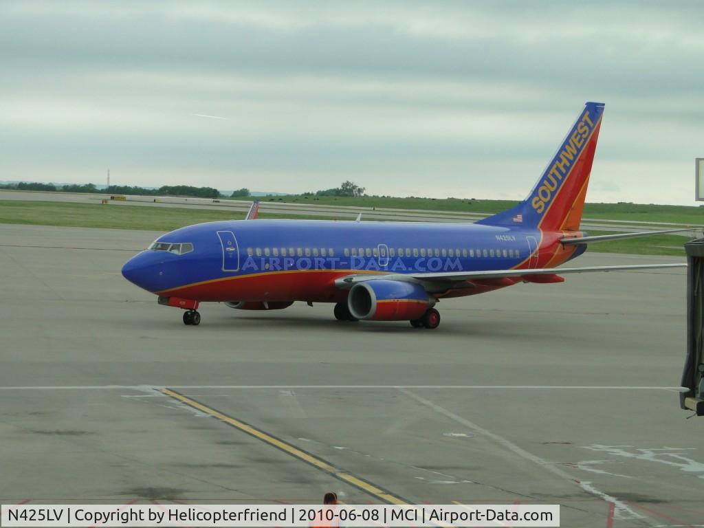 N425LV, 2002 Boeing 737-7H4 C/N 29829, Being guided into Terminal B