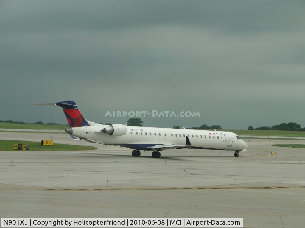 N901XJ, 2007 Bombardier CRJ-900ER (CL-600-2D24) C/N 15130, Taxiing to 19R