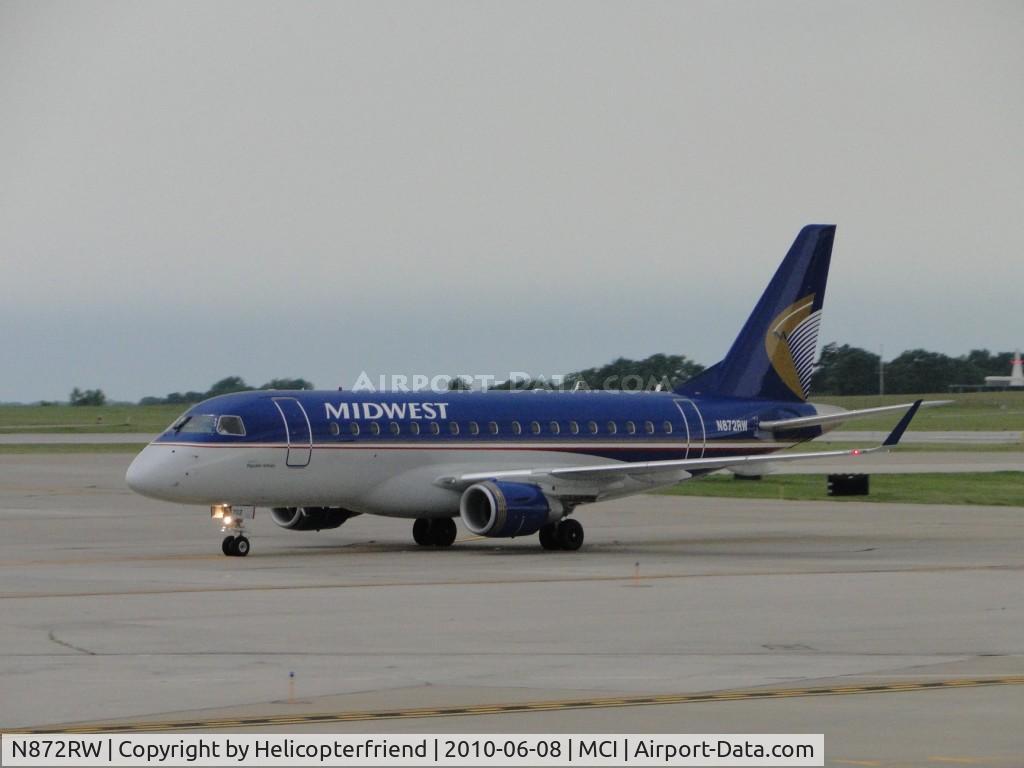 N872RW, 2006 Embraer ERJ 170-100 SE C/N 17000143, Taxiing to terminal