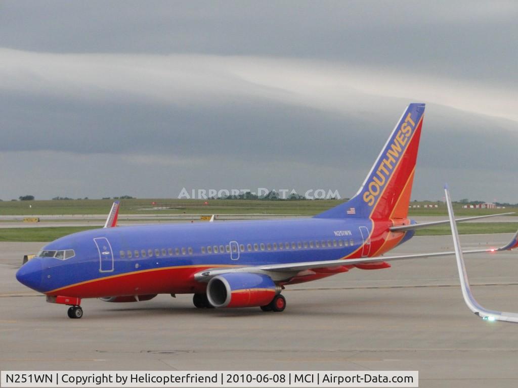 N251WN, 2006 Boeing 737-7H4 C/N 32510, Taxiing into Terminal B