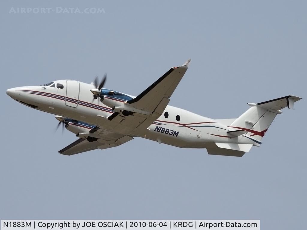 N1883M, 1999 Raytheon Aircraft Company 1900D C/N UE-354, Leaving Reading