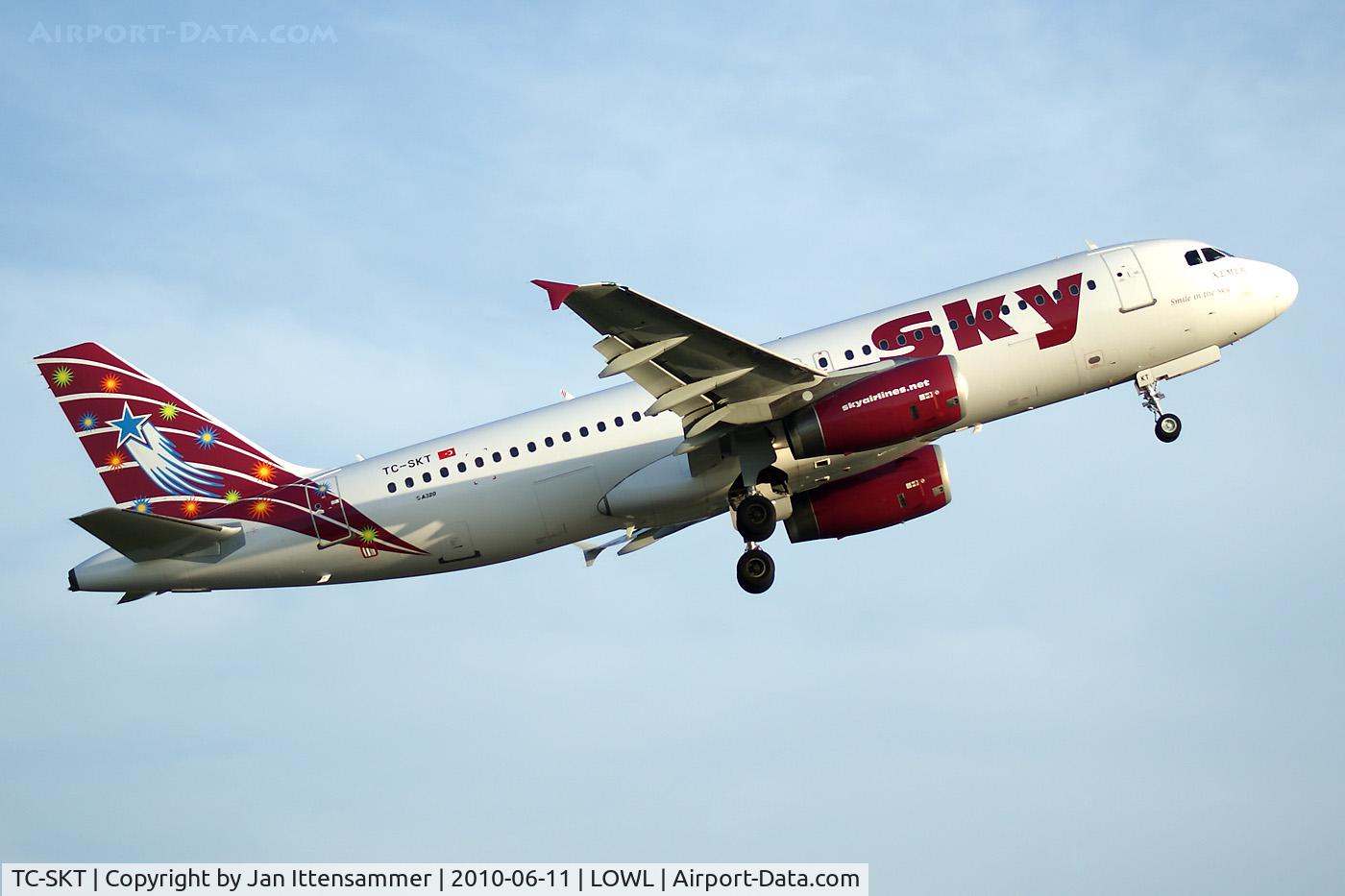 TC-SKT, 2000 Airbus A320-232 C/N 1194, A320-232 Sky Airlines first landing at Linz!