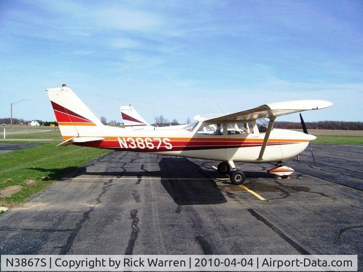 N3867S, 1964 Cessna 172E C/N 17251067, N3867S in Blufton, Ohio Went there for dinner with my daughter on Easter 2009