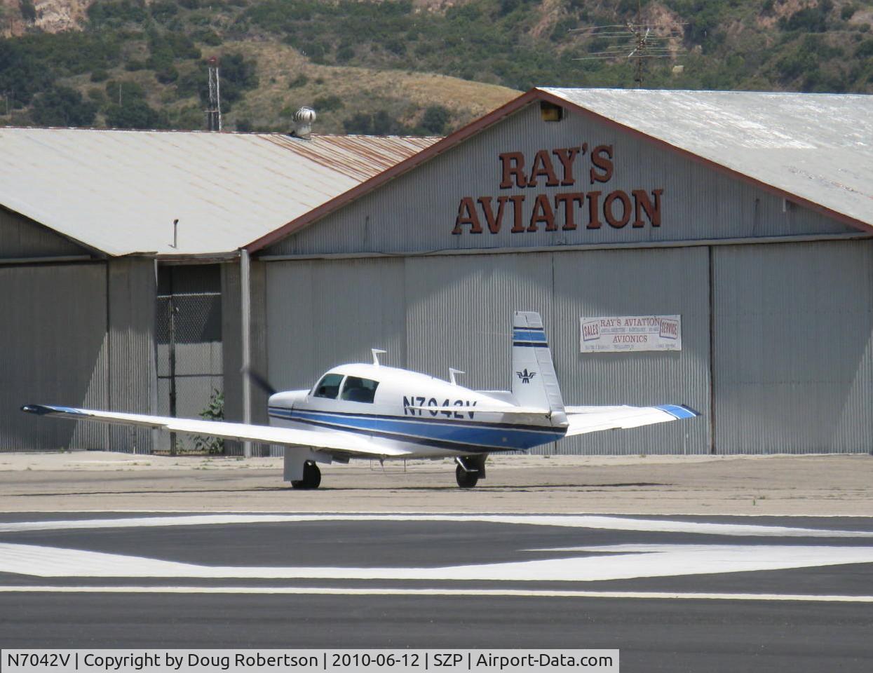 N7042V, 1976 Mooney M20F Executive C/N 22-1389, 1976 Mooney M20F EXECUTIVE, Lycoming IO-360 A&C 200 hp, taxi