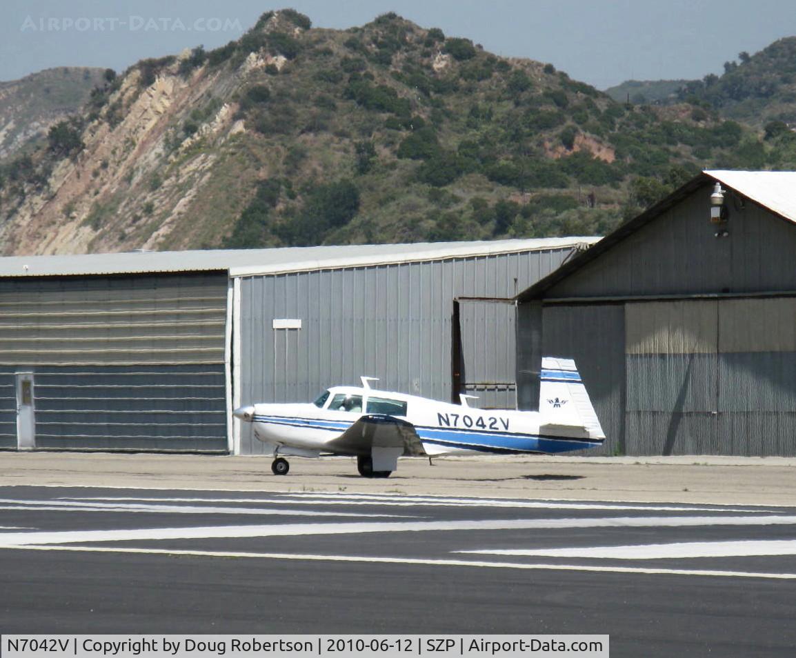 N7042V, 1976 Mooney M20F Executive C/N 22-1389, 1976 Mooney M20F EXECUTIVE, Lycoming IO-360 A&C 200 Hp, taxi turn