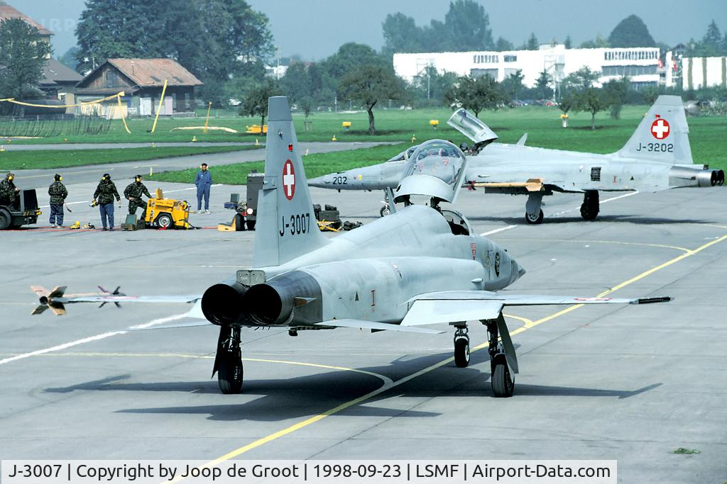 J-3007, Northrop F-5E Tiger II C/N L.1007, Flightline full of action during a launch of a couple of Tigers. Seen at the Wiederholungskurs 1998 at Mollis.