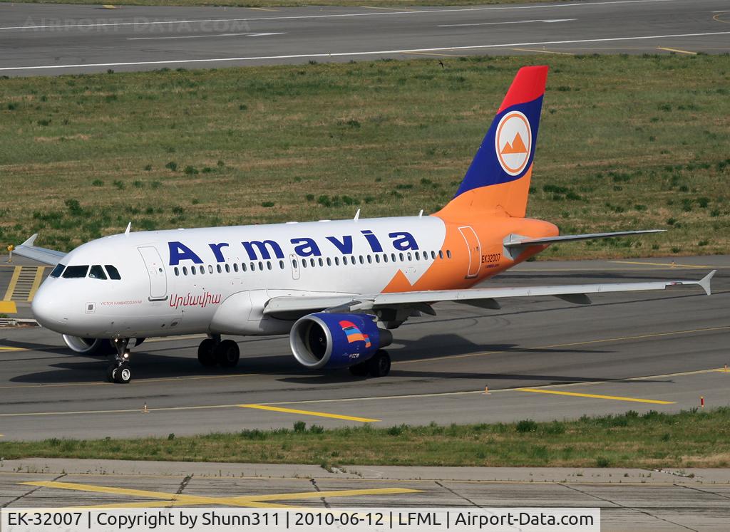 EK-32007, 2009 Airbus A319-111 C/N 3834, Taxiing holding point rwy 31R for departure...