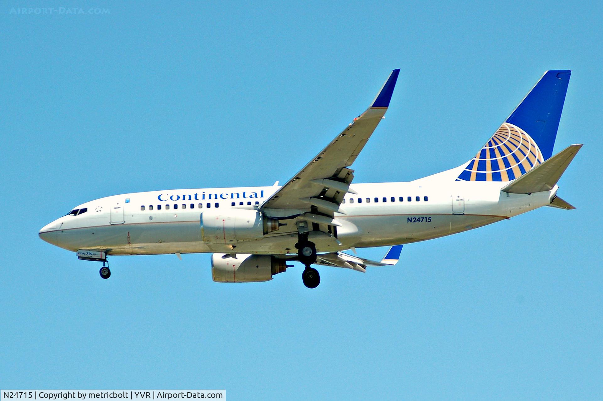 N24715, 1998 Boeing 737-724 C/N 28786, landing at YVR