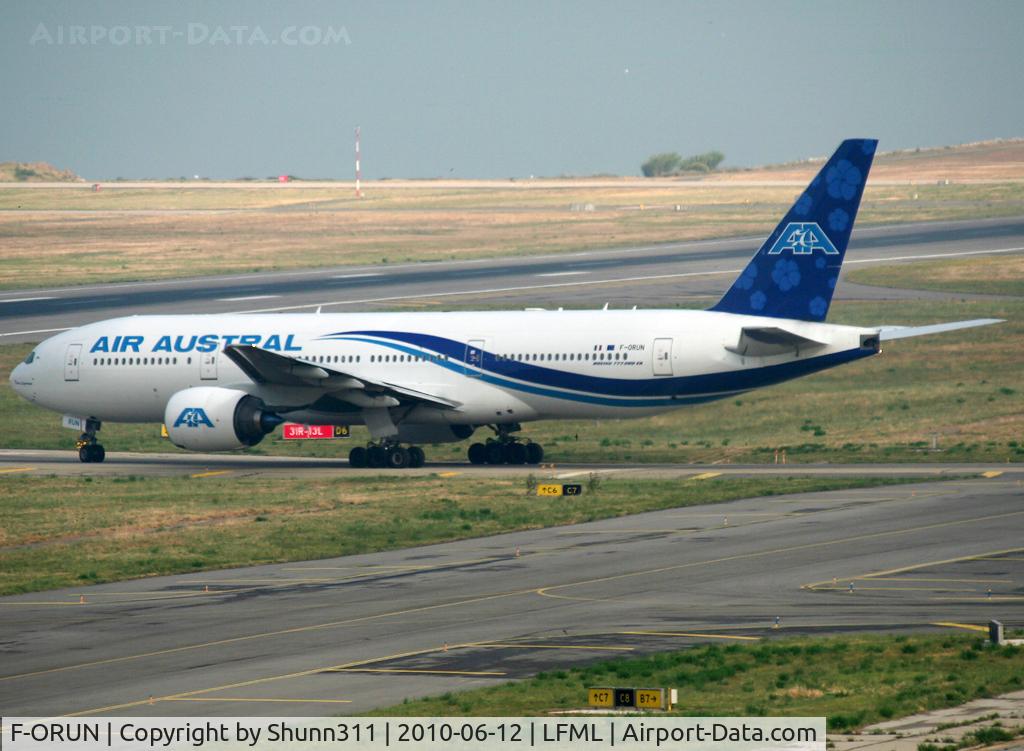 F-ORUN, 1999 Boeing 777-2Q8/ER C/N 28676, Lining up rwy 31R for departure on Delta 6