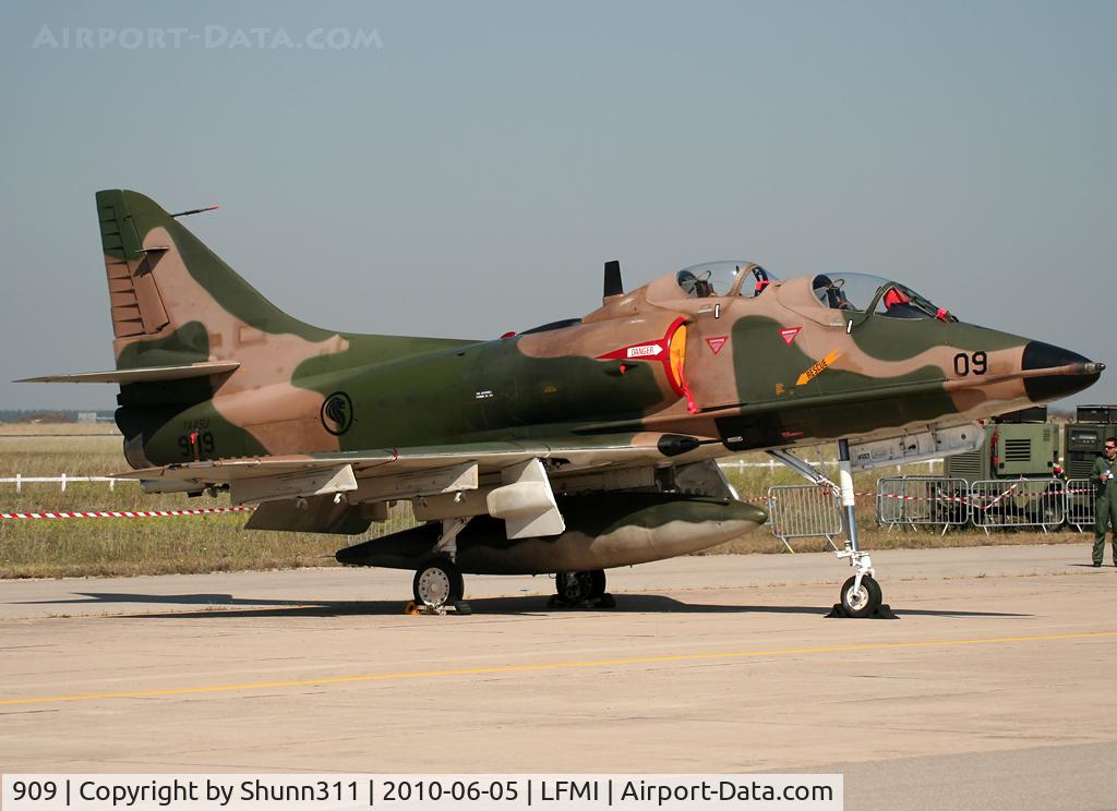 909, Douglas TA-4SU Skyhawk C/N 12267, TA4SU on static display @ LFMI