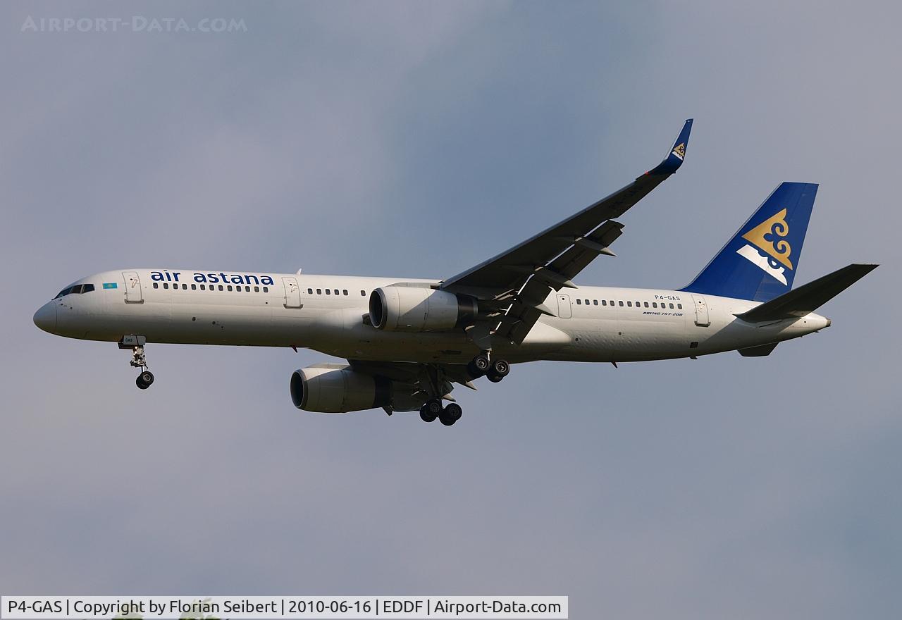 P4-GAS, 1996 Boeing 757-2G5 C/N 28112, Short final 07R