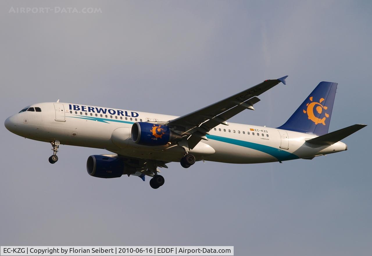 EC-KZG, 2009 Airbus A320-214 C/N 3868, Short final 07R