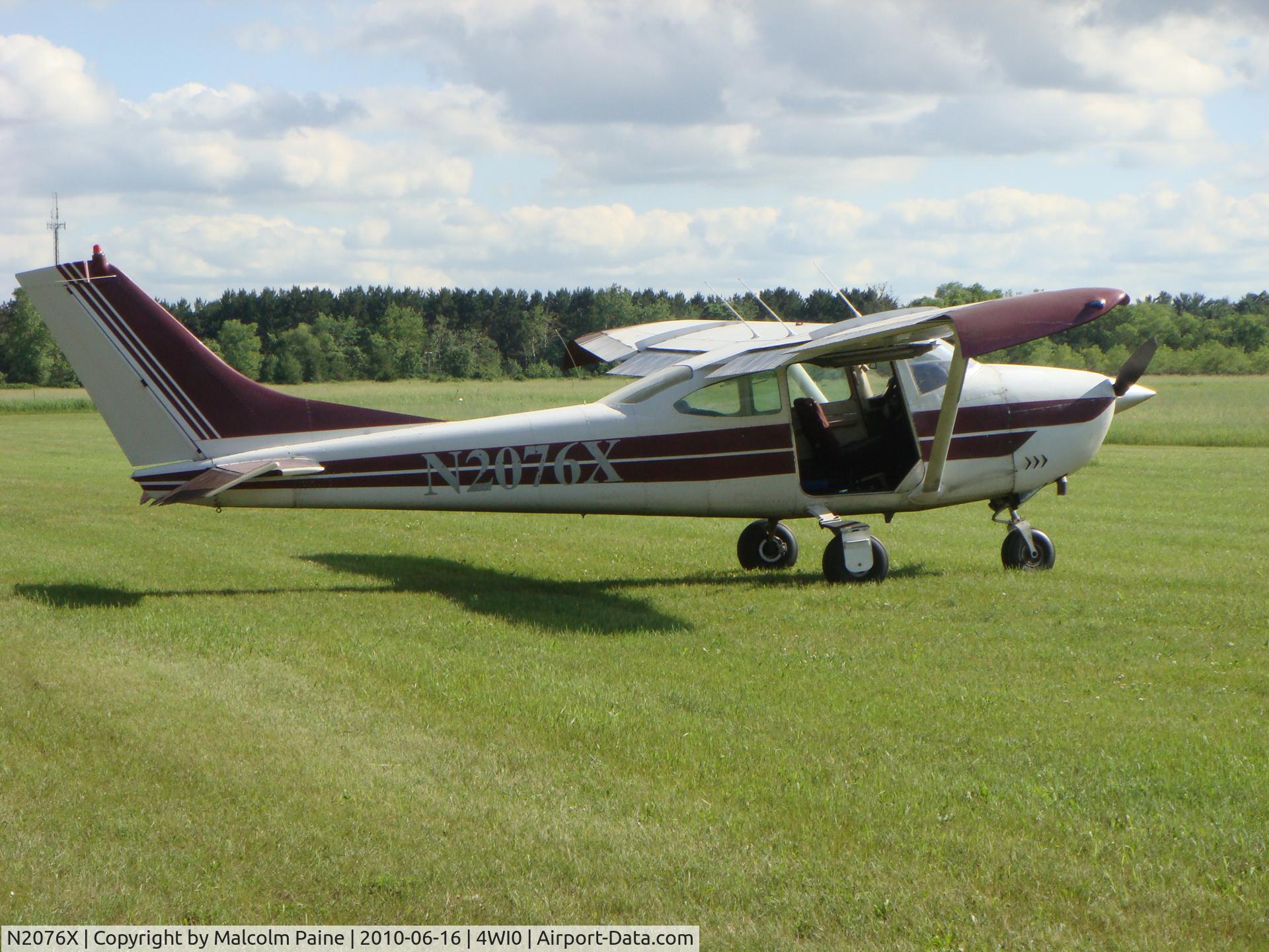 N2076X, 1965 Cessna 182H Skylane C/N 18256176, This plane has been specially modified to accommodate skydiving with the removal of unneeded seats and the addition of a gull-wing exit door.