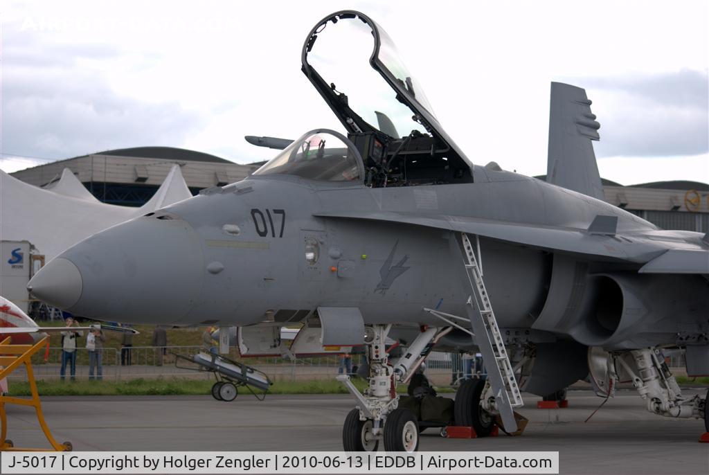 J-5017, McDonnell Douglas F/A-18C Hornet C/N 1365/SFC017, Berlin Air Show 2010