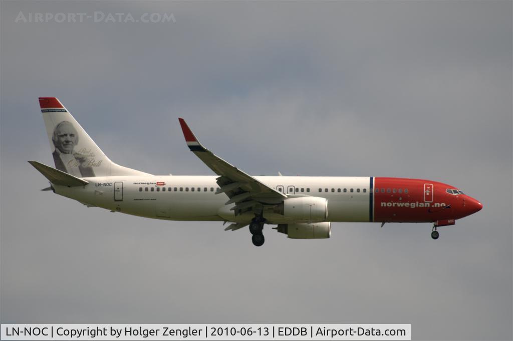 LN-NOC, 2001 Boeing 737-81Q C/N 30785, The northern low-price-shuttle