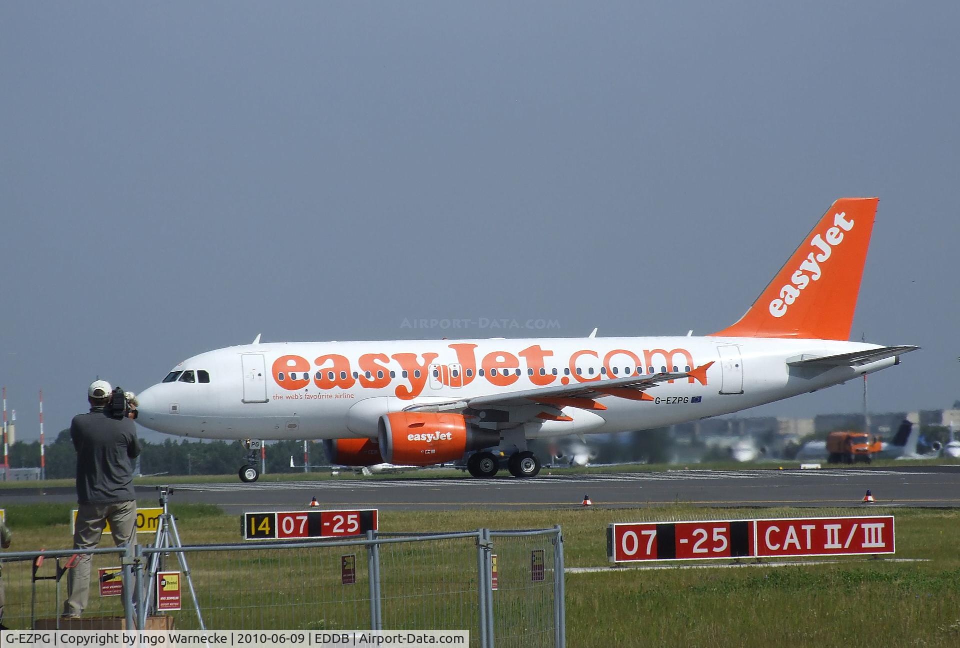 G-EZPG, 2005 Airbus A319-111 C/N 2385, Airbus A319-111 of easyJet at Berlin-Schönefeld airport during ILA 2010