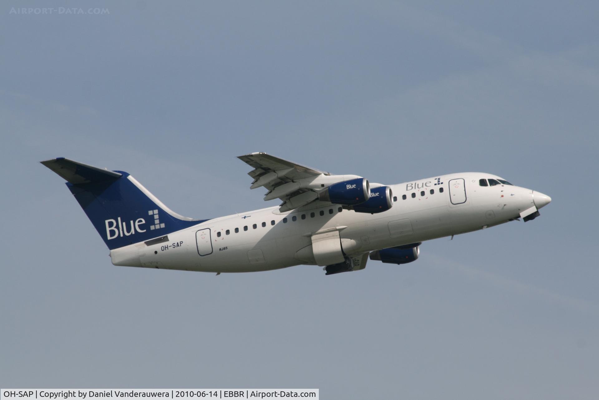 OH-SAP, 2002 British Aerospace Avro 146-RJ85 C/N E.2394, Flight KF802 is taking off from RWY 07R