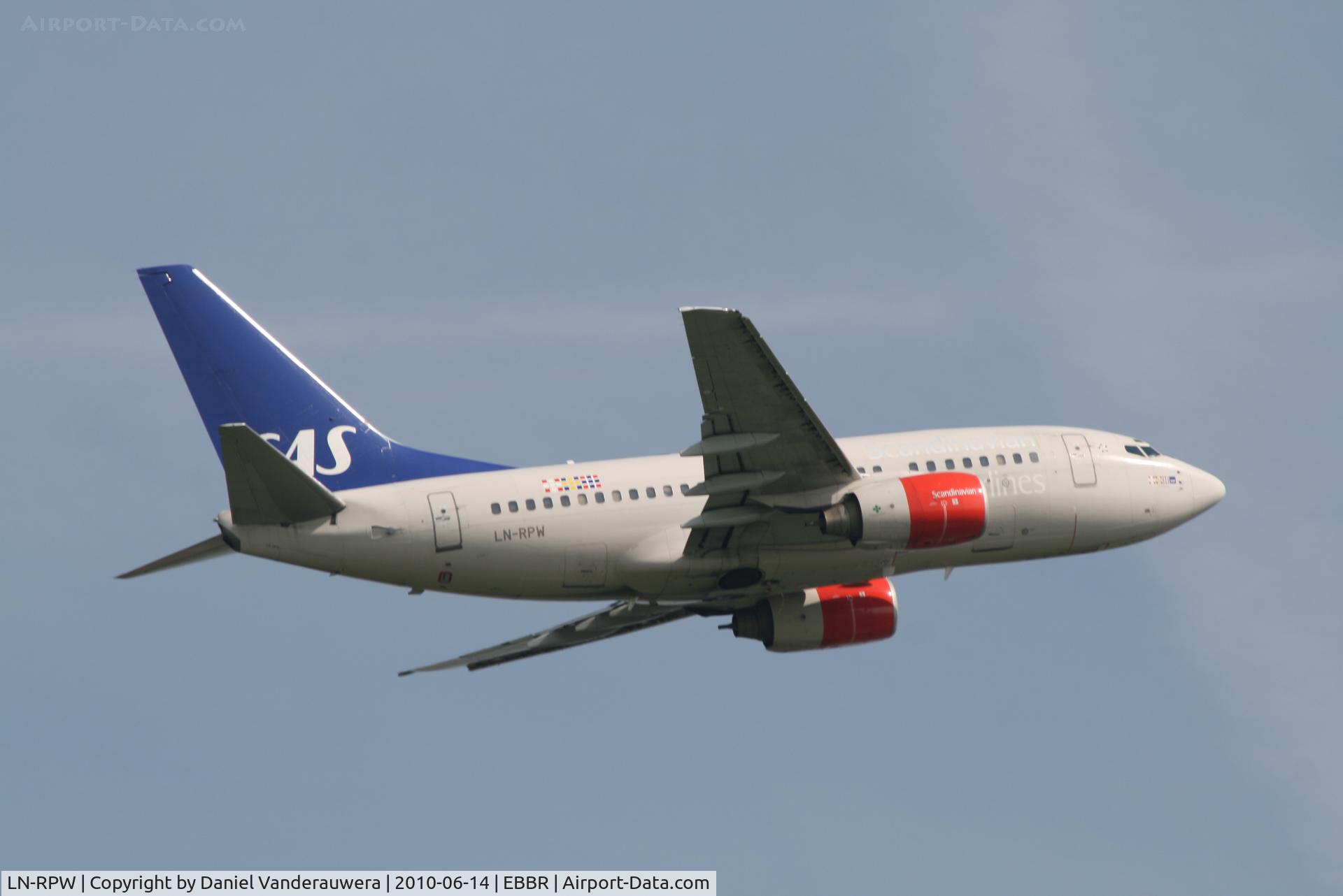 LN-RPW, 1999 Boeing 737-683 C/N 28289, Flight SK590 is taking off from RWY 07R