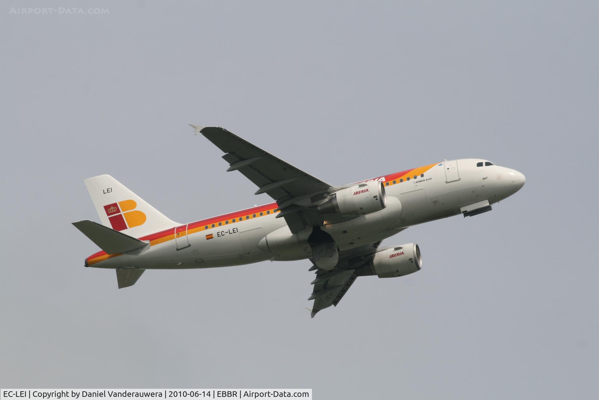 EC-LEI, 2008 Airbus A319-111 C/N 3744, Flight IB3217 is taking off from RWY 07R