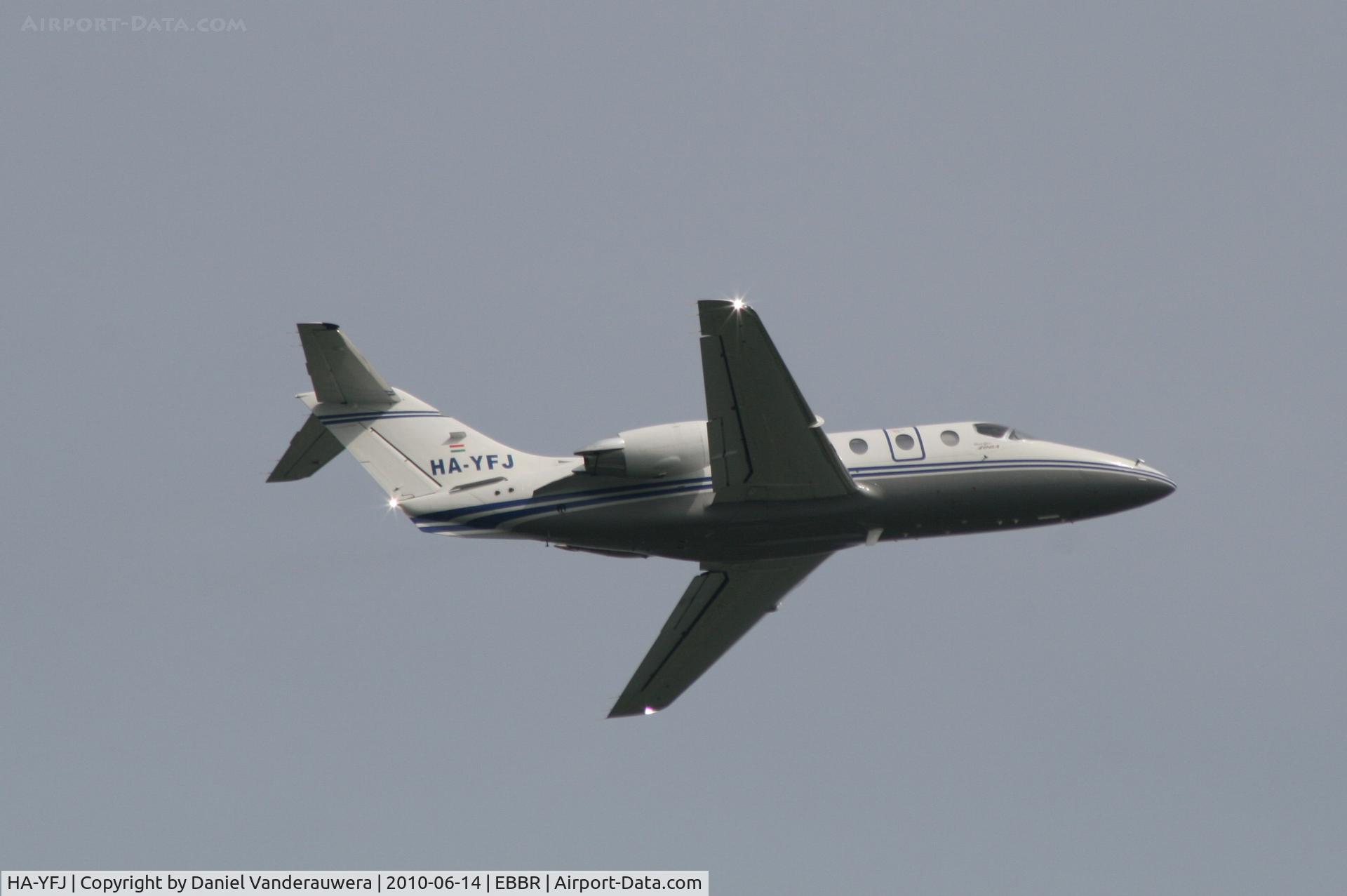 HA-YFJ, 1999 Raytheon Beechjet 400A C/N RK-254, Taking off from RWY 07R