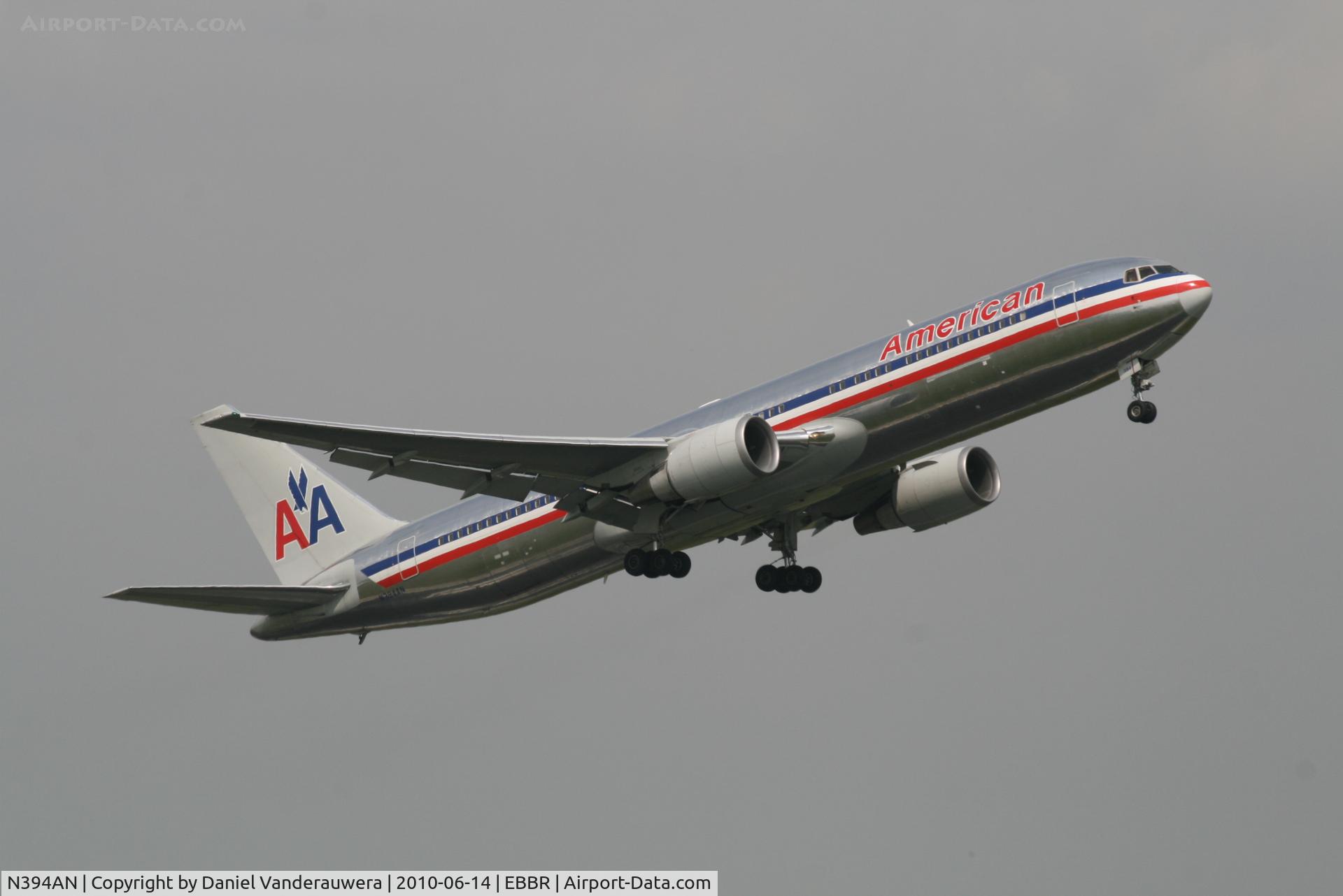 N394AN, 1998 Boeing 767-323/ER C/N 29431, Flight AA089 is taking of from RWY 07R