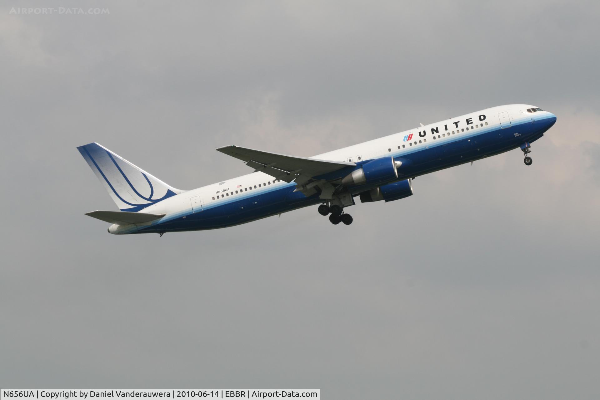N656UA, 1992 Boeing 767-322 C/N 25394, Flight UA973 is taking of from RWY 07R