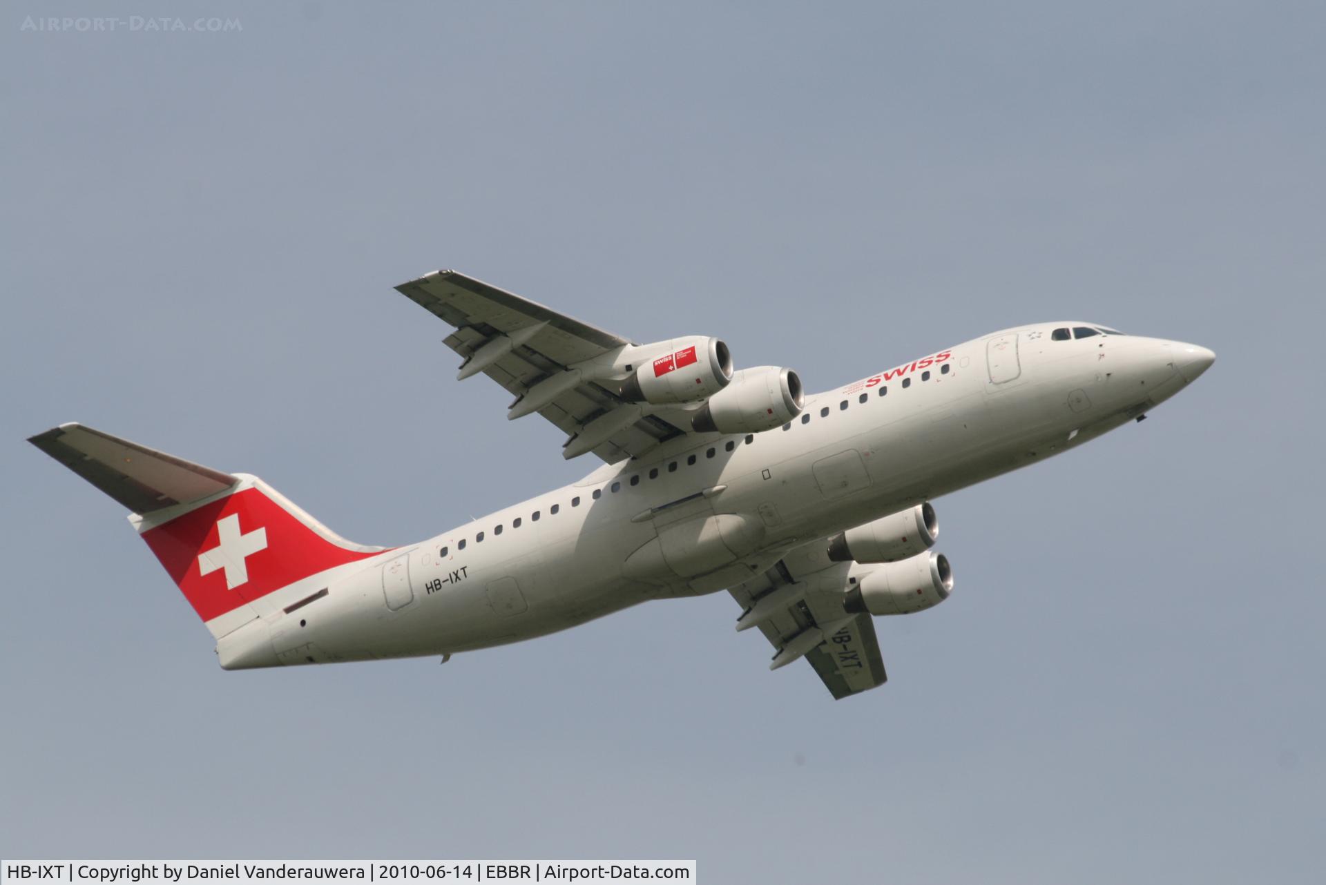HB-IXT, 1995 British Aerospace Avro 146-RJ100 C/N E3259, Flight LX779 is taking of from RWY 07R