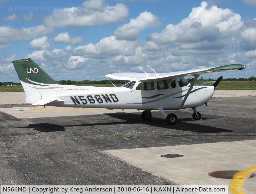 N566ND, 2008 Cessna 172S C/N 172S10804, At the fuel pump.