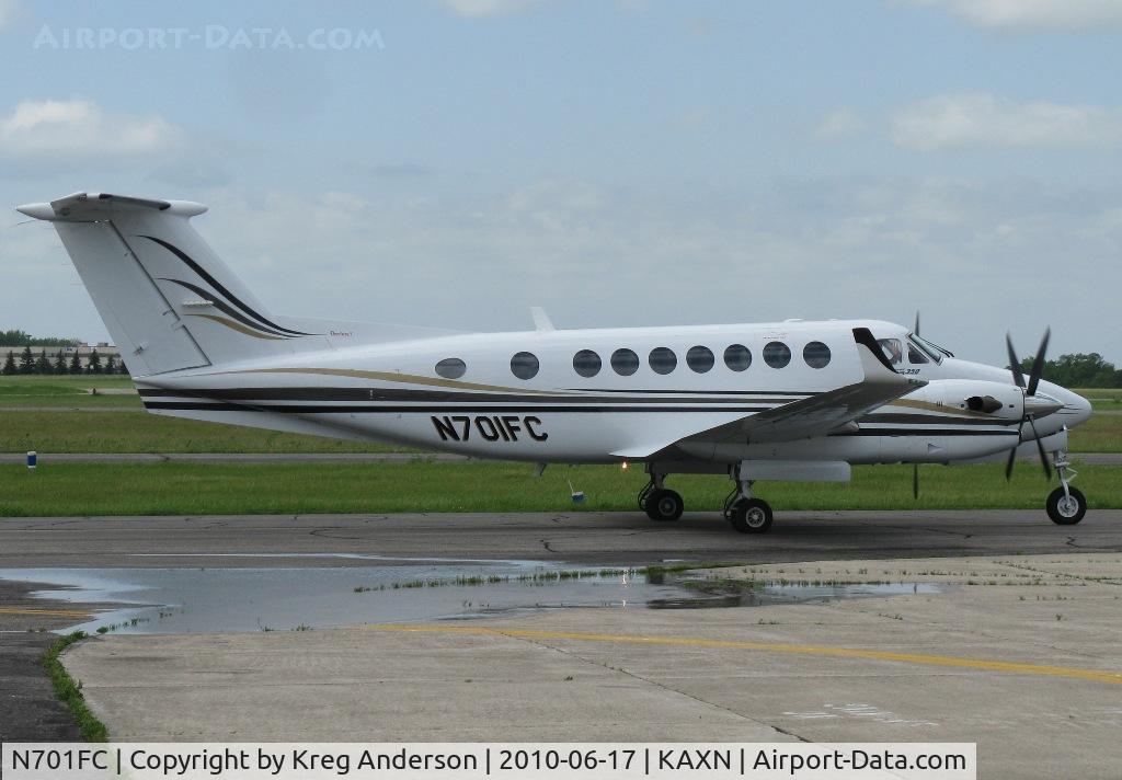 N701FC, 2000 Raytheon Aircraft Company B300 C/N FL-291, Taxiing to runway 13.