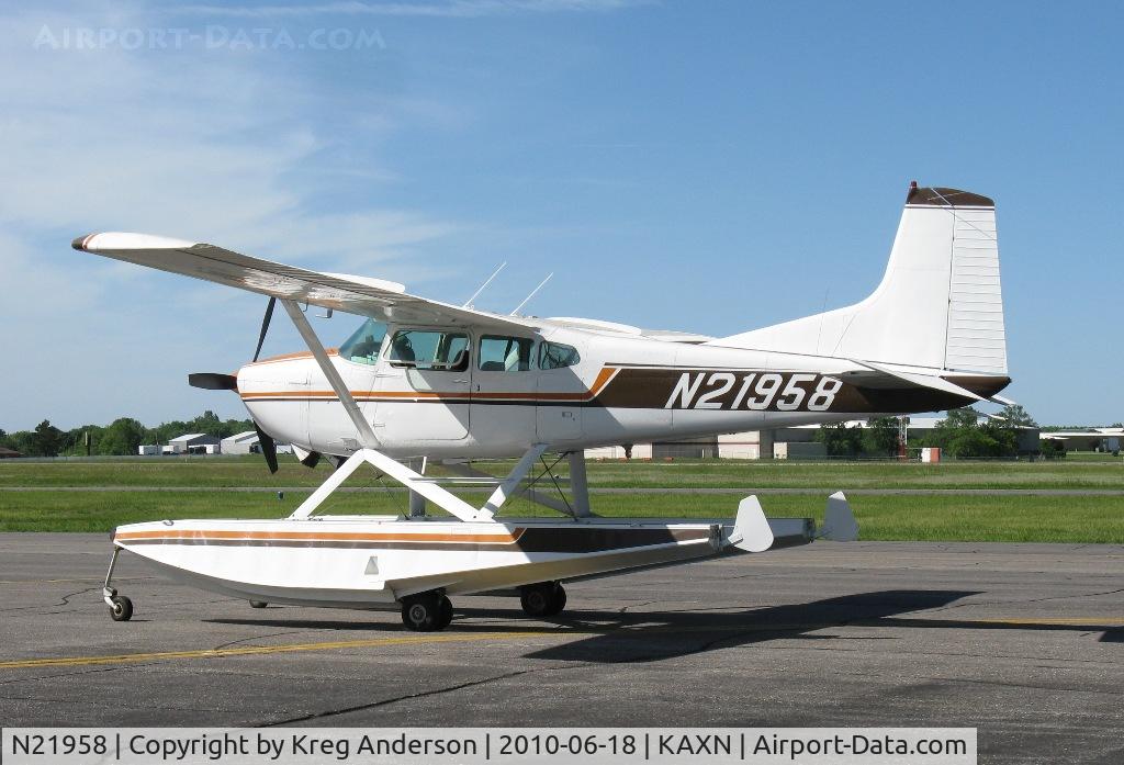 N21958, 1976 Cessna A185F Skywagon 185 C/N 18503072, Cessna A185F Skywagon at the fuel pump.