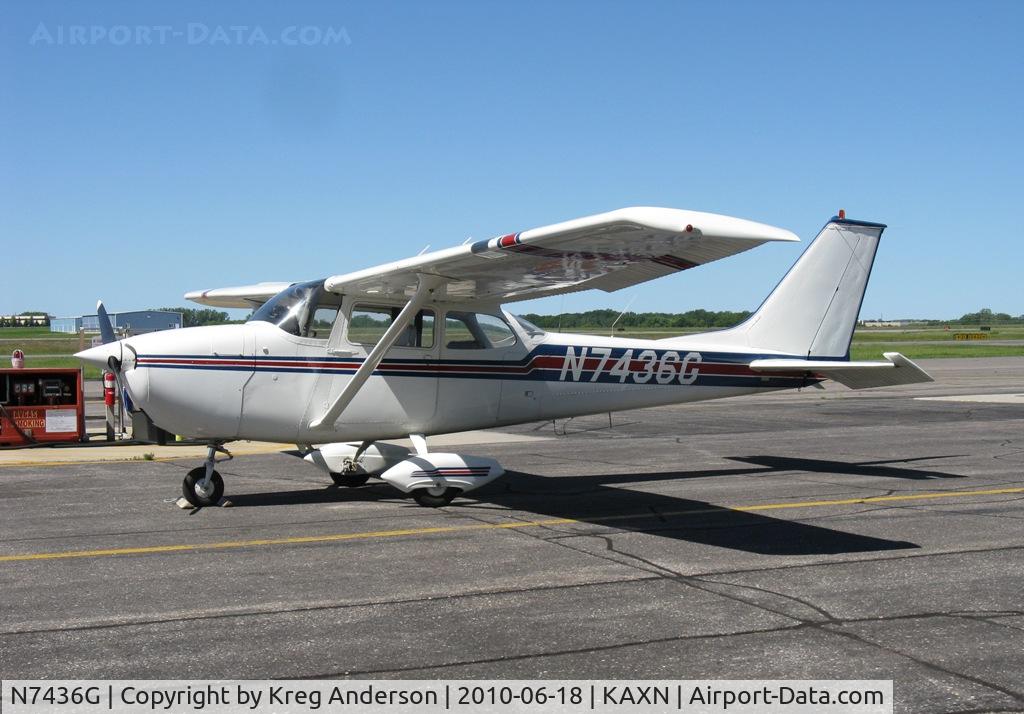 N7436G, 1970 Cessna 172K Skyhawk C/N 17259136, Cessna 172K Skyhawk at the fuel pump.