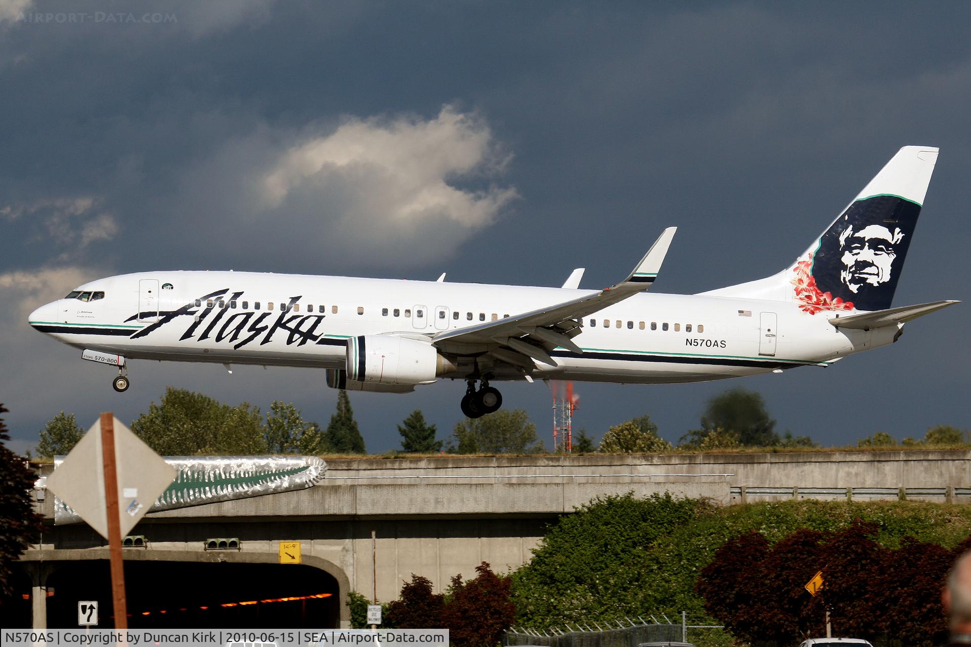 N570AS, 2007 Boeing 737-890 C/N 35185, An example of what happens when aircraft switch from the Center to the Right runway at short notice!
