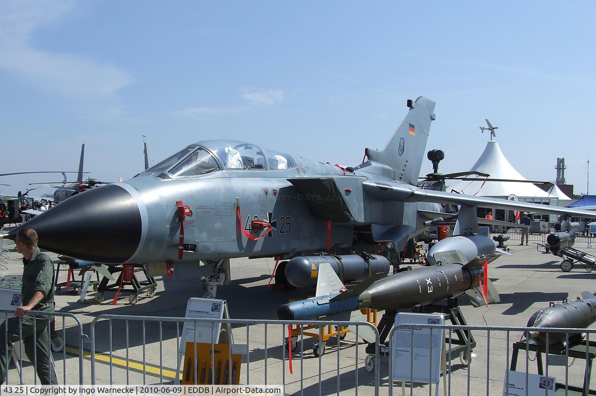 43 25, Panavia Tornado IDS C/N 062/GS008/4025, Panavia Tornado IDS of the German air force (Luftwaffe) at ILA 2010, Berlin
