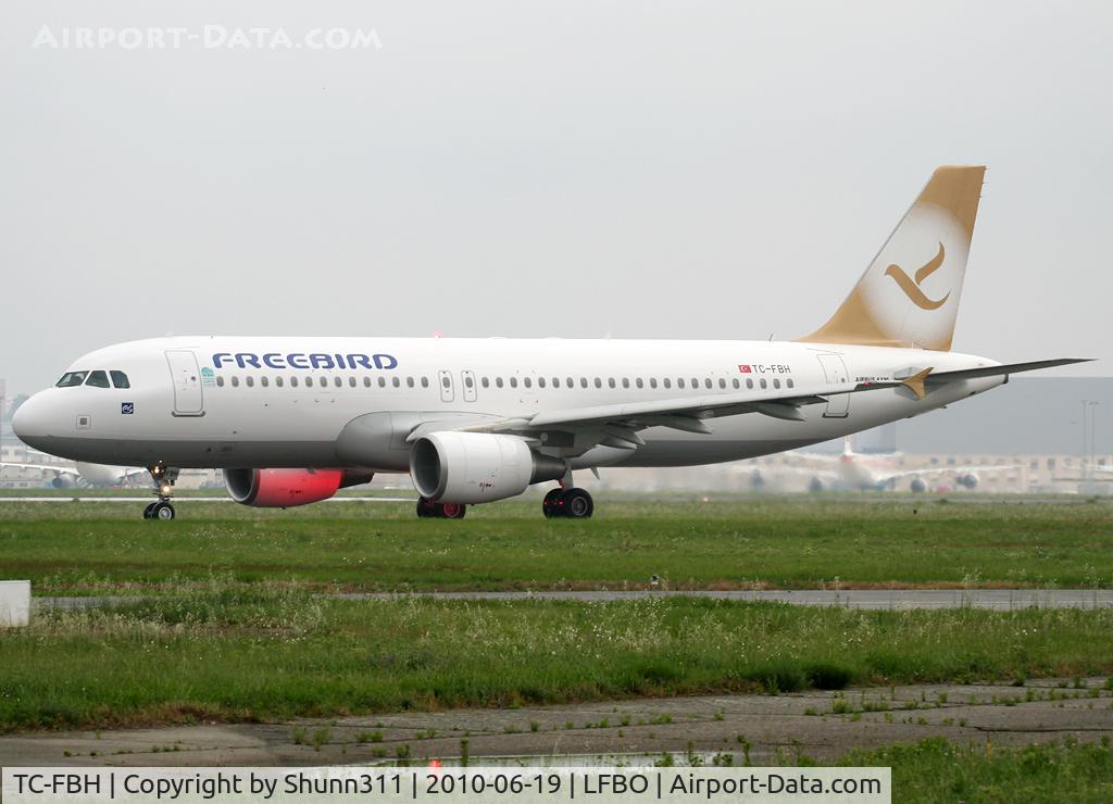 TC-FBH, 2010 Airbus A320-214 C/N 4207, Taxiing holding point rwy 32R for departure to LFRS