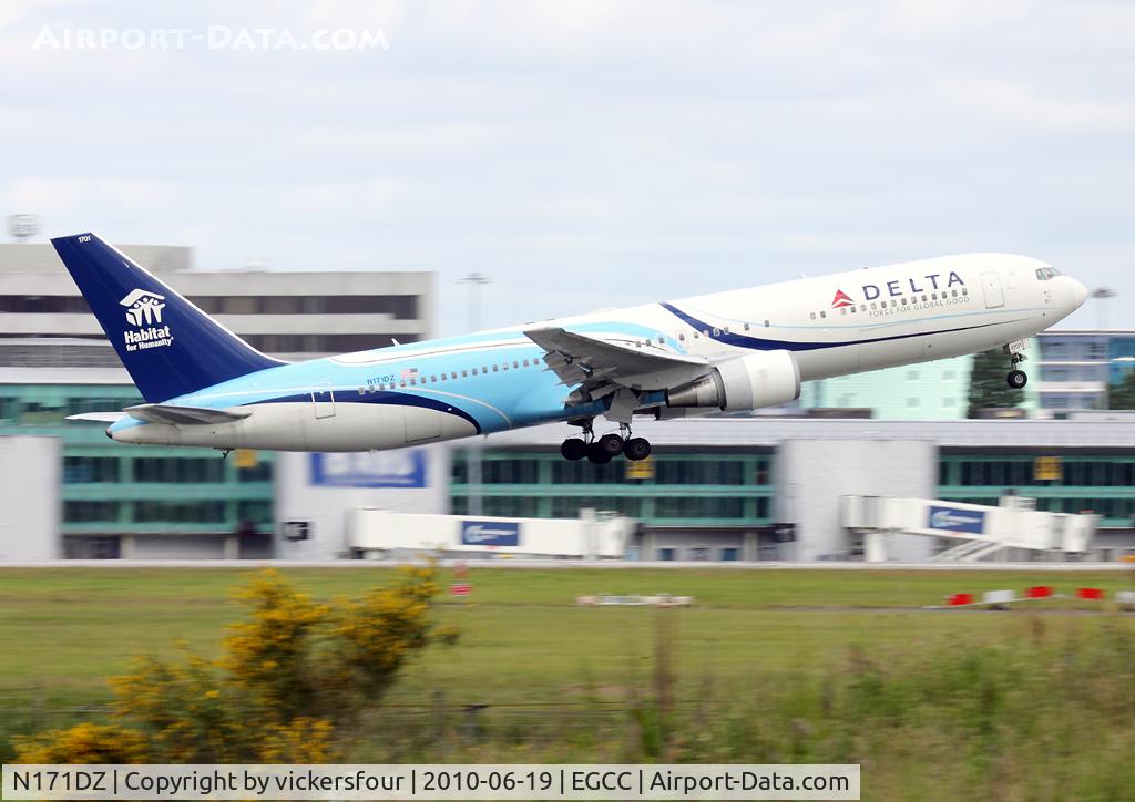 N171DZ, 1998 Boeing 767-332 C/N 29690, Delta Airlines. Habitat special scheme.