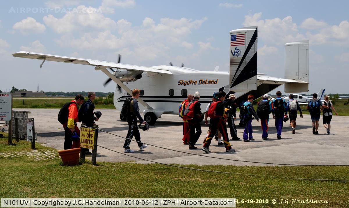 N101UV, 1968 Short SC-7 Skyvan 3 C/N SH.1842, loading for a jump