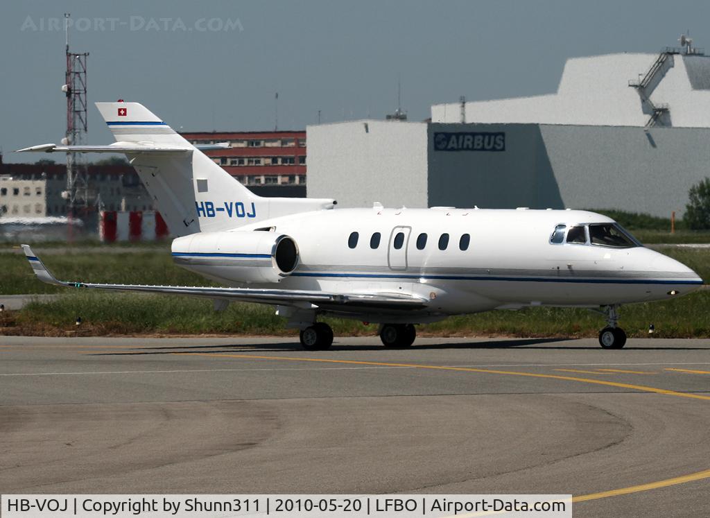 HB-VOJ, 2006 Raytheon Hawker 850XP C/N 258799, Taxiing to the General Aviation area...