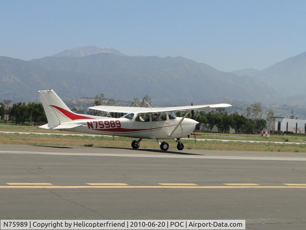 N75989, 1976 Cessna 172N C/N 17268089, Taxiing to runway 26L for take off