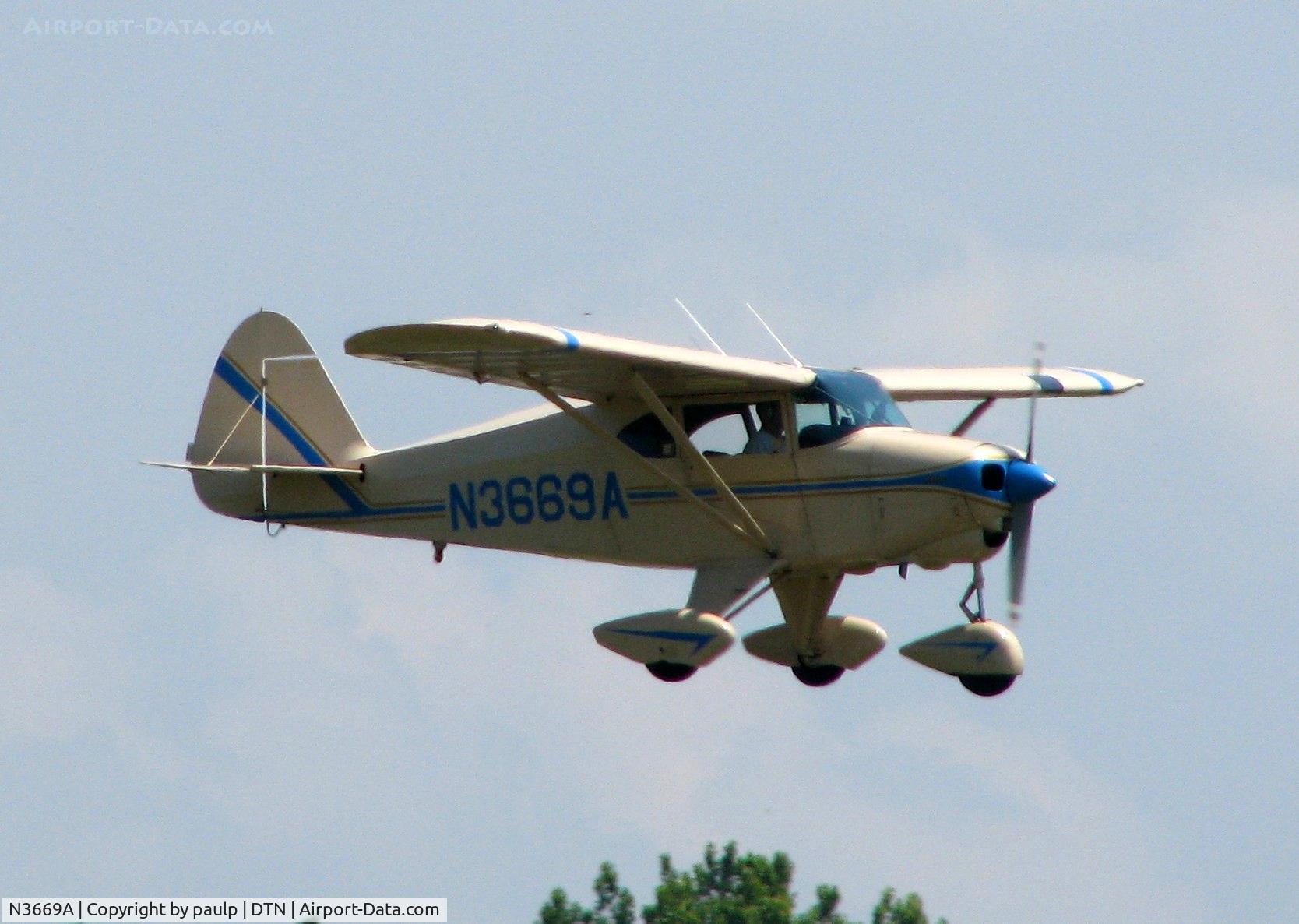 N3669A, 1953 Piper PA-22-135 Tri-Pacer C/N 22-1928, Landing at Downtown Shreveport.