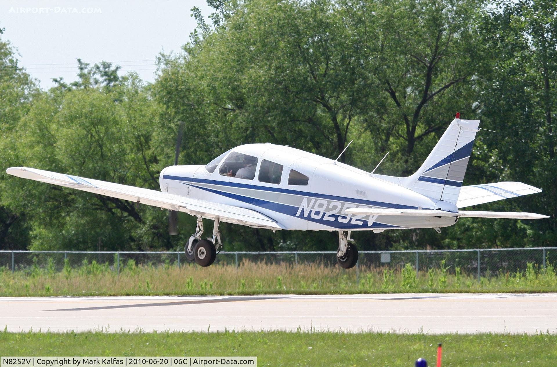 N8252V, 1980 Piper PA-28-161 C/N 28-8116010, Travel Express Piper PA-28-161, N8252V, departing RWY 11 06C (Schaumburg, IL) for a sight seeing fight on Fathers Day.
