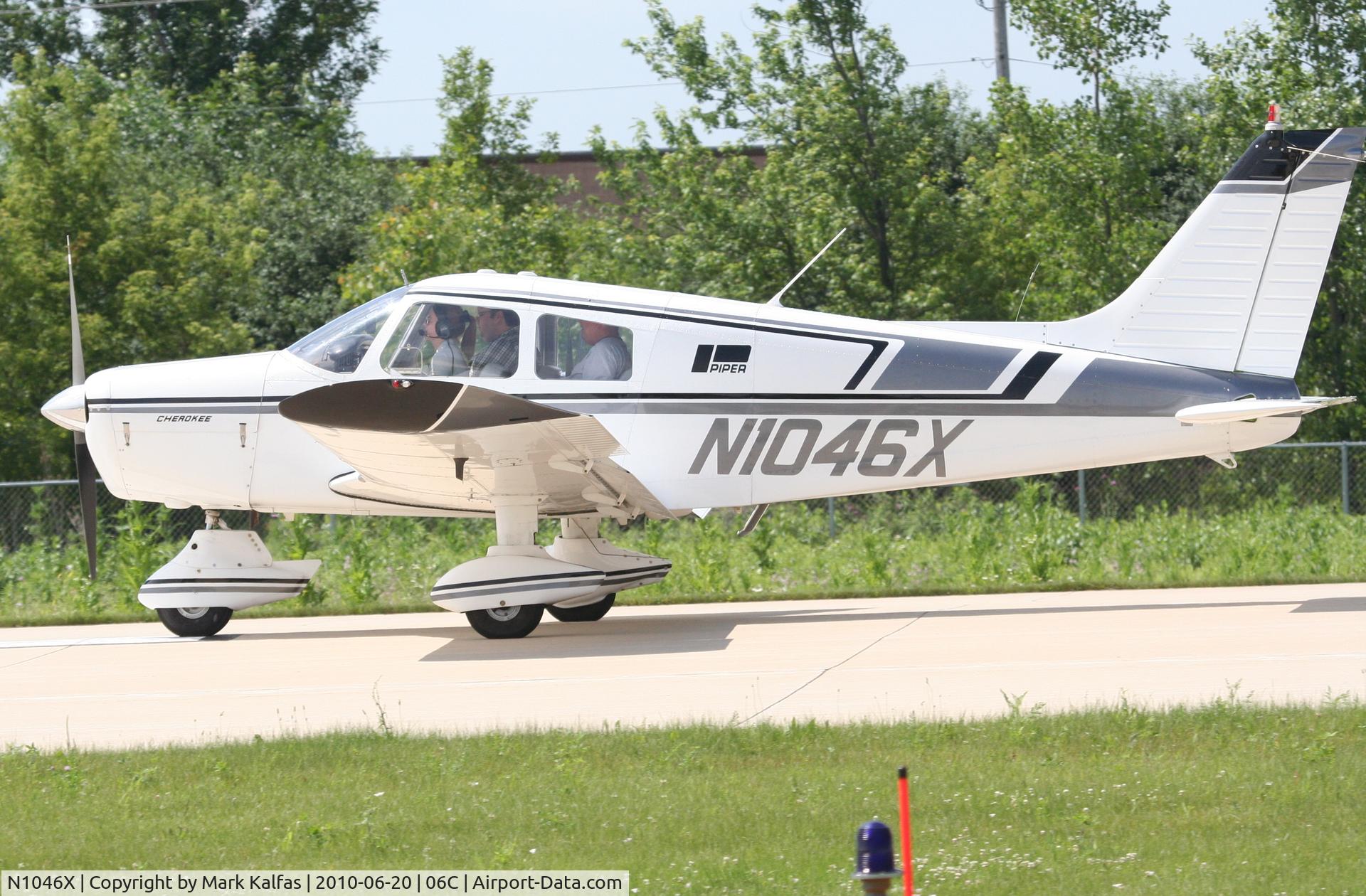 N1046X, 1975 Piper PA-28-140 Cherokee C/N 28-7525266, Four Seasons Aviation Corp., Piper PA-28-161, arriving RWY 11 06C (Schaumburg, IL) after a sight seeing fight on Fathers Day.