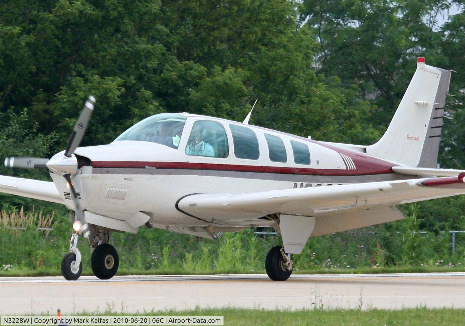 N3228W, 1995 Beech A36 Bonanza 36 C/N E-2928, Beech A36, N3228W, arriving RWY 11 06C (Schaumburg, IL).