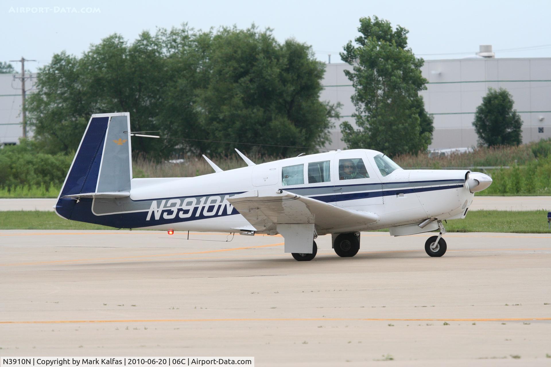 N3910N, 1968 Mooney M-20G Statesman C/N 680058, Mooney M-20G, N3901N taxiing RWY 11 06C.