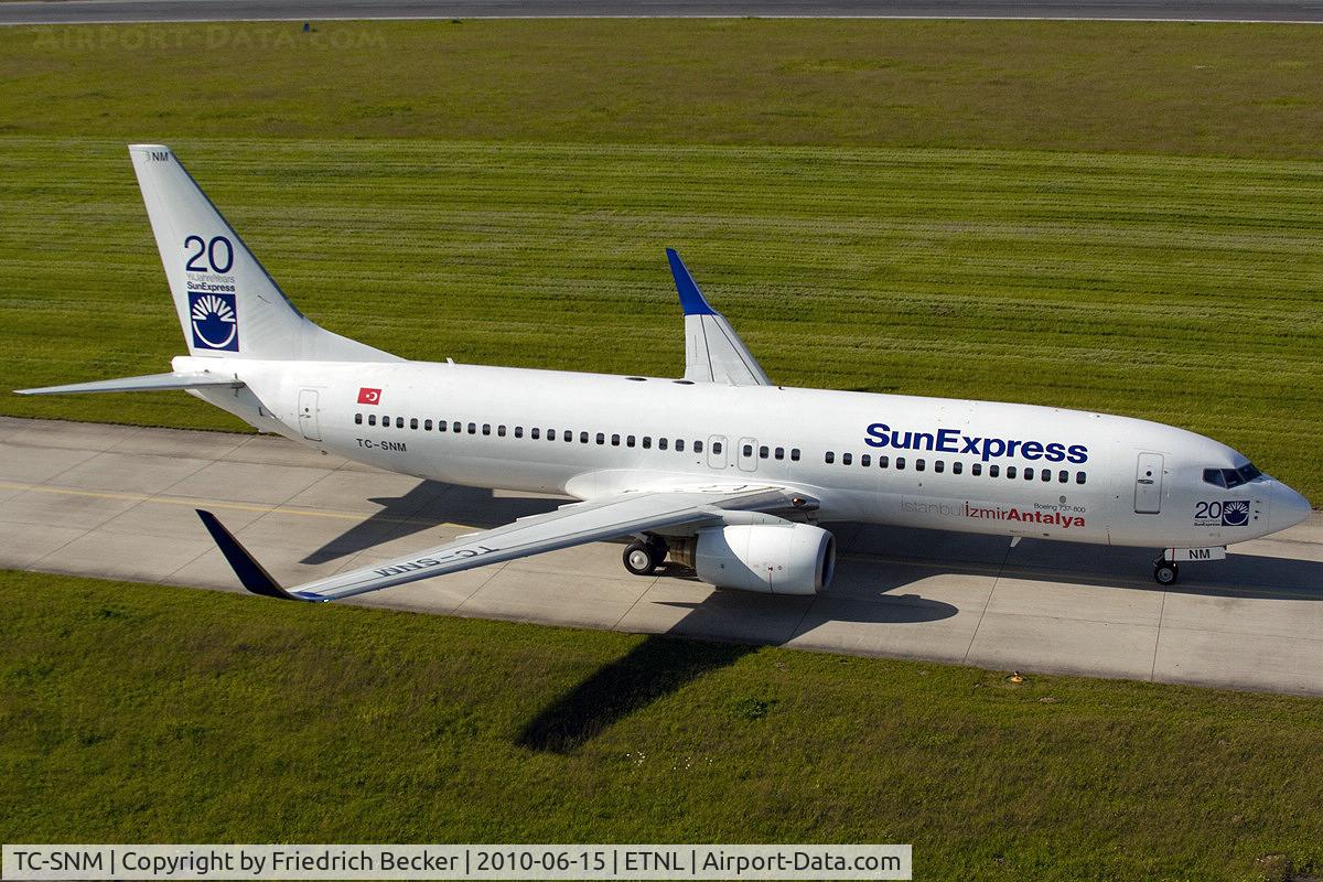 TC-SNM, 2005 Boeing 737-8BK C/N 33023, taxying to the gate