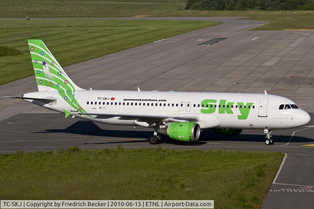 TC-SKJ, 1990 Airbus A320-211 C/N 138, taxying to the gate