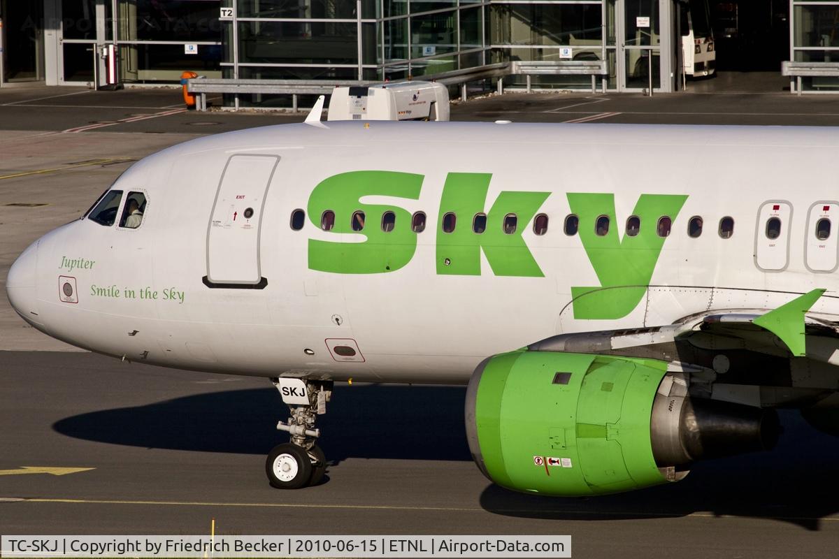 TC-SKJ, 1990 Airbus A320-211 C/N 138, taxying to the active