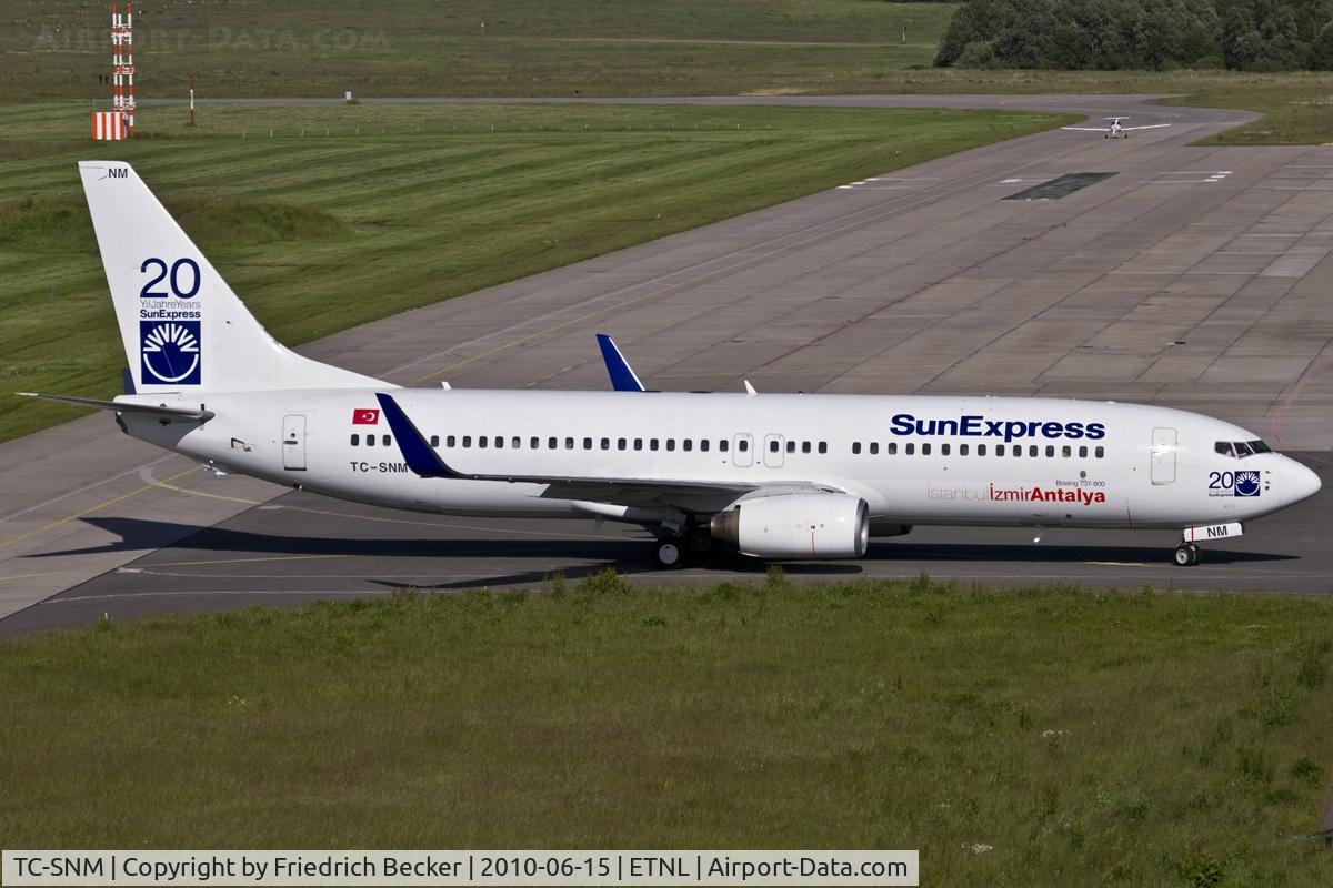 TC-SNM, 2005 Boeing 737-8BK C/N 33023, taxying to the gate